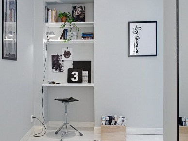 Szare ściany ,wnęka z półkami w przedpokoju w roli domowgo biura,nowoczesne grafiki na scianach,białe malowane deski na podłodze (25774)