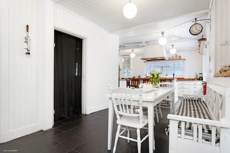 Jadalnia otwarta na kuchnię w tradycyjnym, skandynawskim stylu (21958)