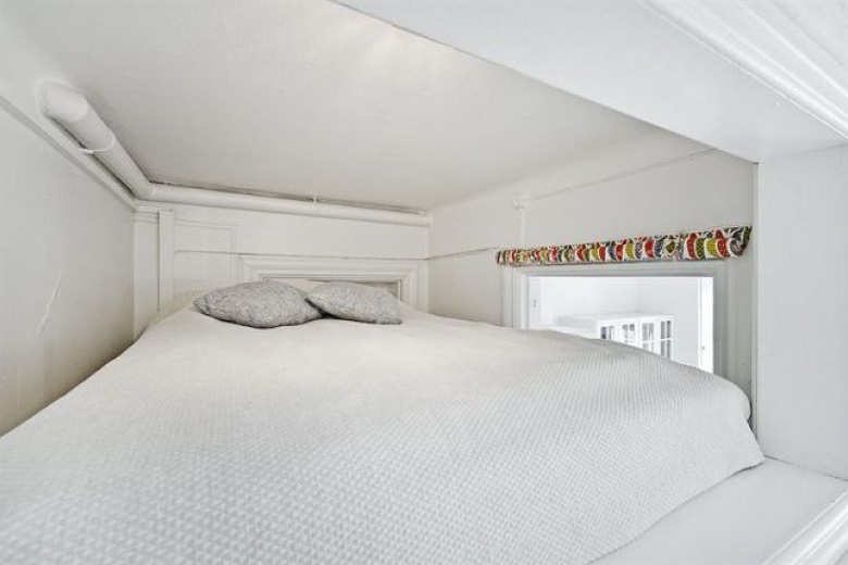 Antresola z łóżkiem i świetlikiem nad sufitem przedpokoju (24502)