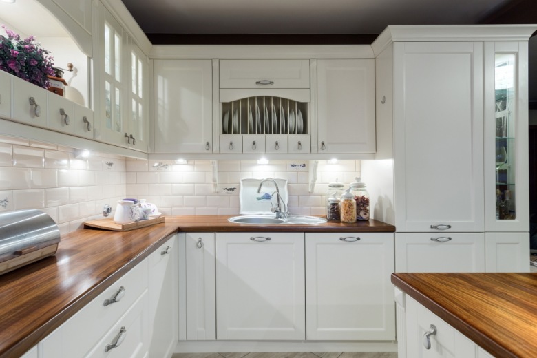 Klasyczna biała kuchni z drewnianym blatem (47622)