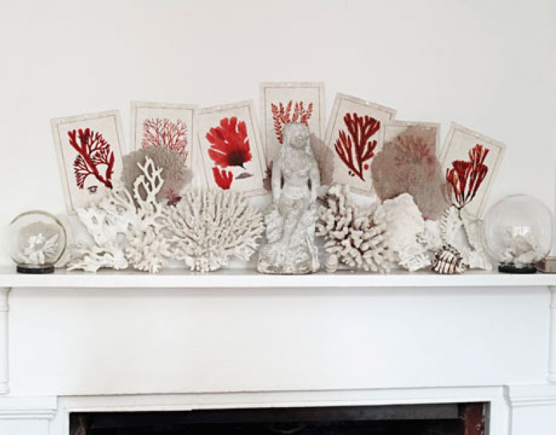 Dekoracje na kominku z białych i czerwonych koralowców (24398)