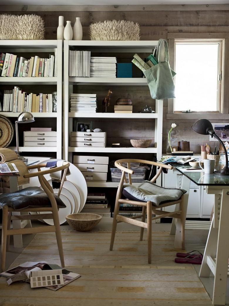 Skandynawskie gięte krzesła z drewna,białe regały z otwartymi pólkami i stolik na kozłach ze szklanym blatem w pokoju biurowym (25342)