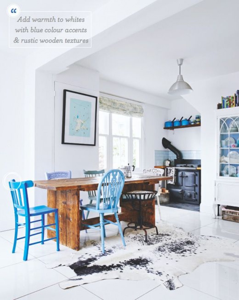 Niebieskie krzesła i dodatki w białej rustykalnej kuchni (28492)