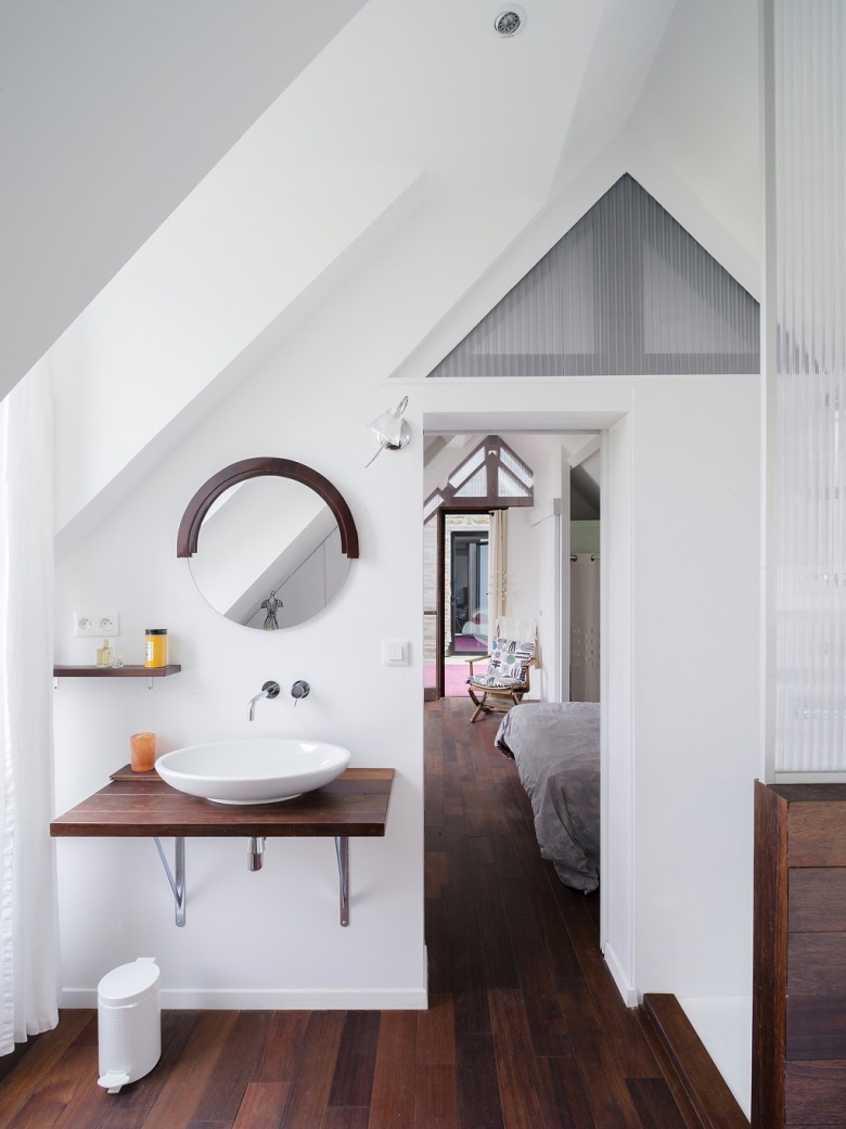 Biała łazienka z brązową ciemną podłogą , blatem pod umywalką i delami na ścianie (25030)