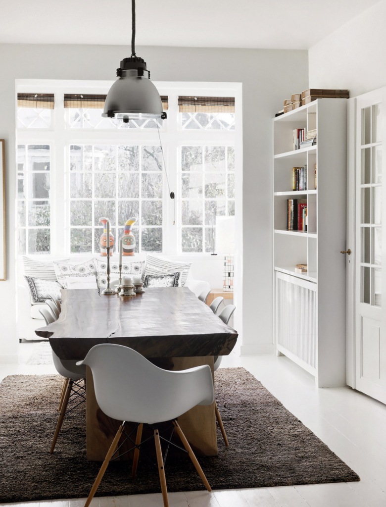 Rustykalny stół z grubym drewnianym blatem,nowoczesne białe krzesła muszle,białe regały i biała podłoga w jadalni (27018)