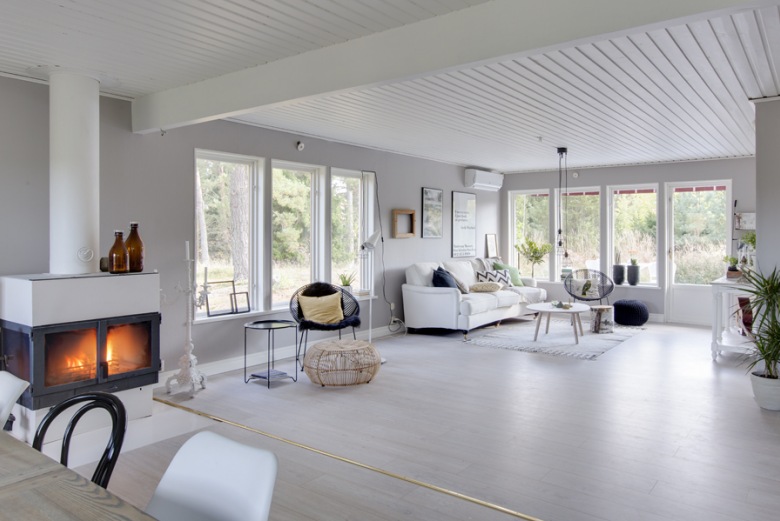 Otwarty duży biały salon w wiejskim domku w stylu skandynawskim (27120)