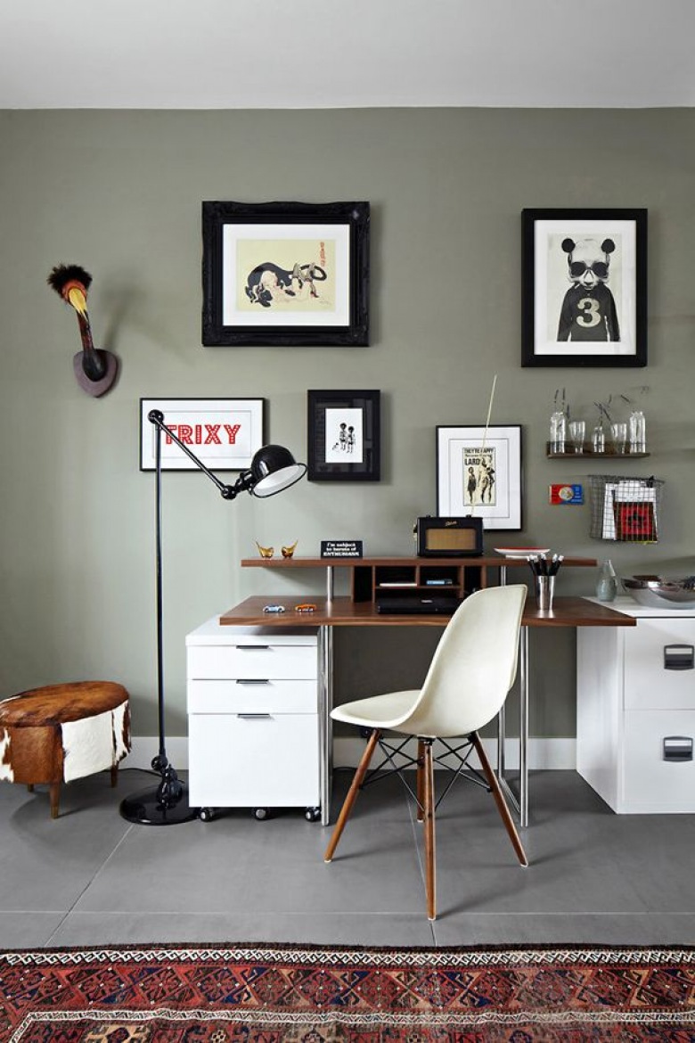 Szare ściany, rustykalny puf,czarna lampa podłogowa i nowoczesne biurko z nadstawką (25217)