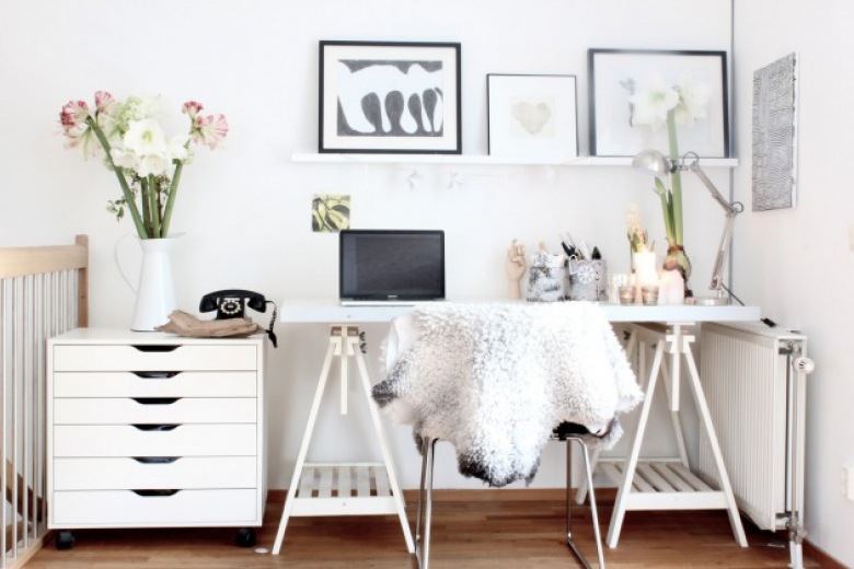 Pokój biurowy w stylu skandynawskim w biało-czarnym kolorze (53226)