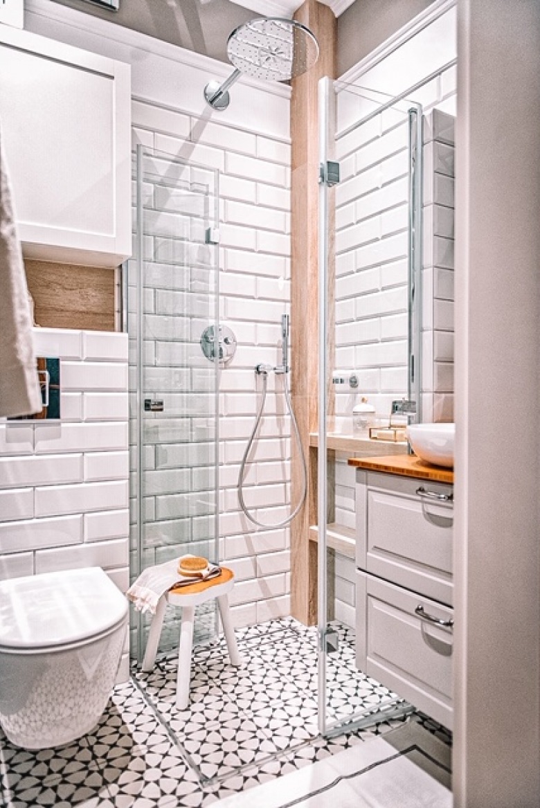 Składane drzwi w kabinie prysznicowej pozwalają zaoszczędzić miejsce. To dobre rozwiązanie do małej łazienki. Biały kolor również wpływa na powiększenie...