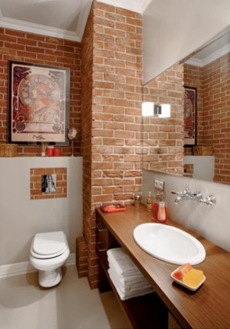 Ściany z czerwonej cegły w łazience (20020)