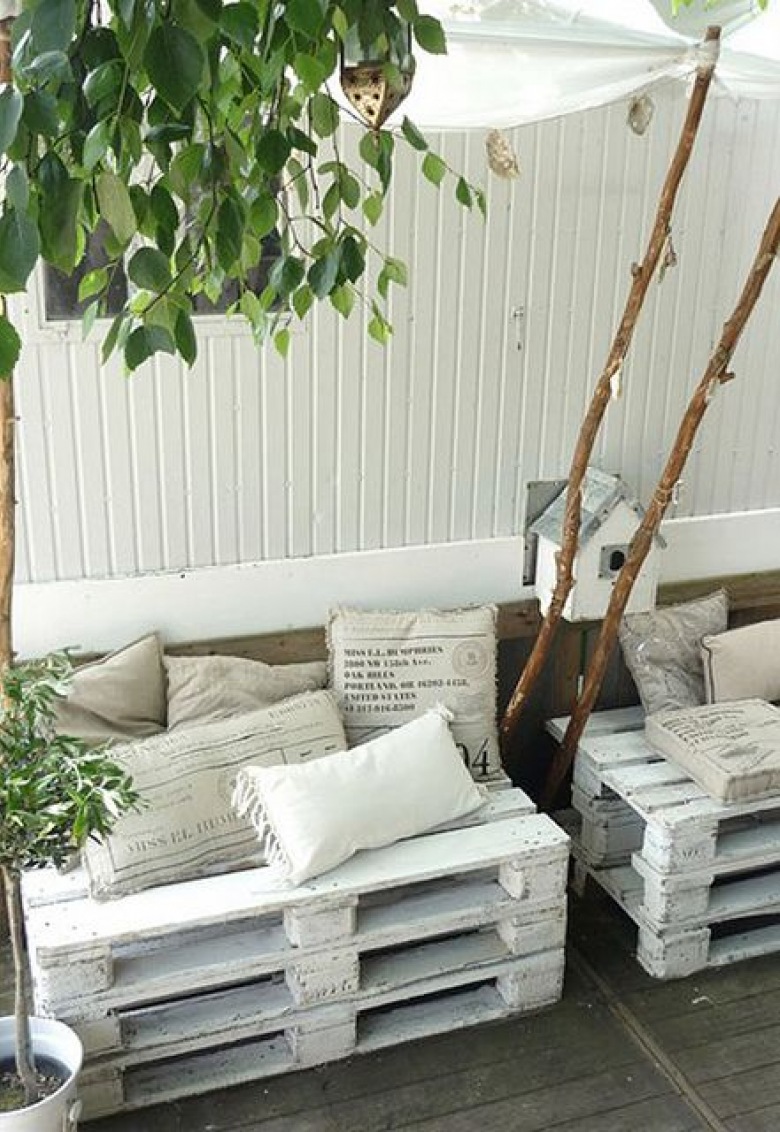 Biale siedziska  z drewnianych europalet w aranzacji balkonu i tarasu letniego (25310)