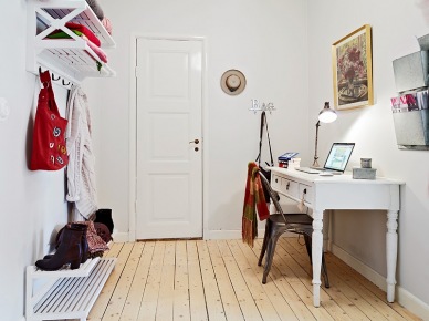 Tradycyjne białe biurko skandynawskie,białe półki wiszące na buty i ubrania,drewniana podłoga z wąskich desek,metalowa szara pólka na gazety,metalowe szare krzesło  industrialne (25799)