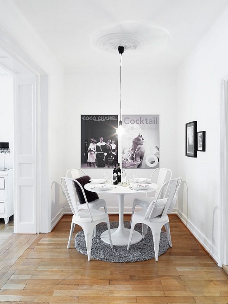 Plakaty i okrągły stół w małej jadalni w biało-czarnym kolorze (20643)