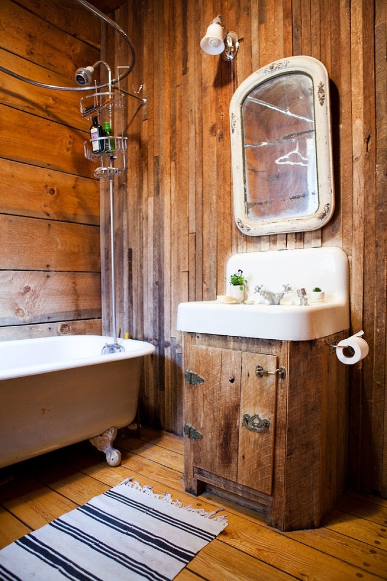 Drewniane meble z okuciami w łazience (19268)
