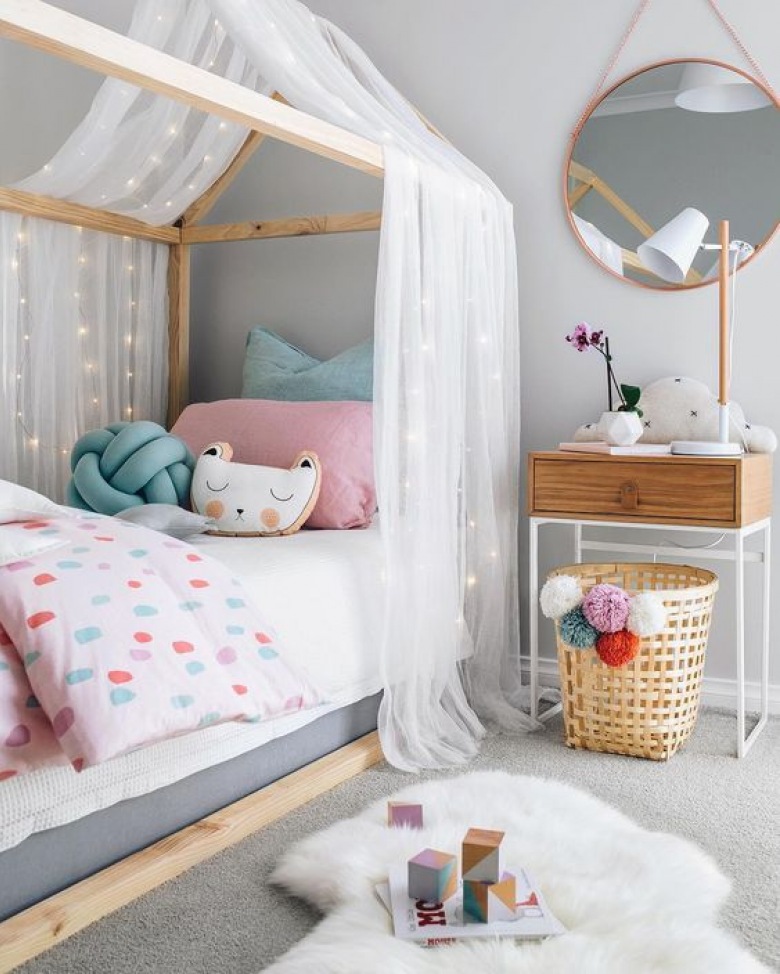 Drewniane łóżko w kształcie domku wprowadza mnóstwo uroku do pokoju dziecięcego. Pastelowa szarość i subtelne dodatki kreują jego wspaniały...
