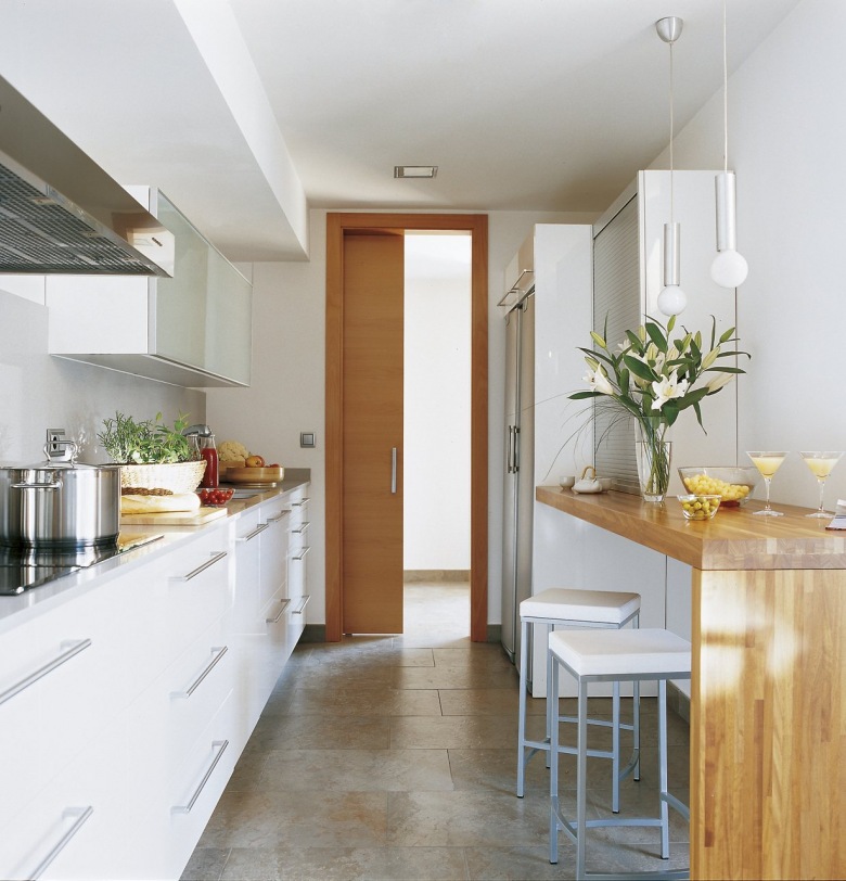 Wąska lada jako stół przy ścianie w małej kuchni (20253)