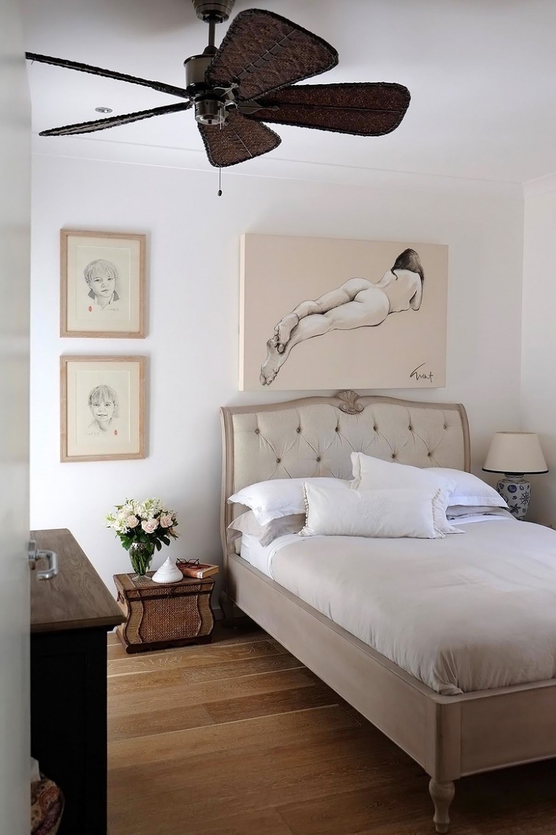 Stylowe pikowane łóżko i ilustracje w aranzacji biało-beżowej sypialni (25574)