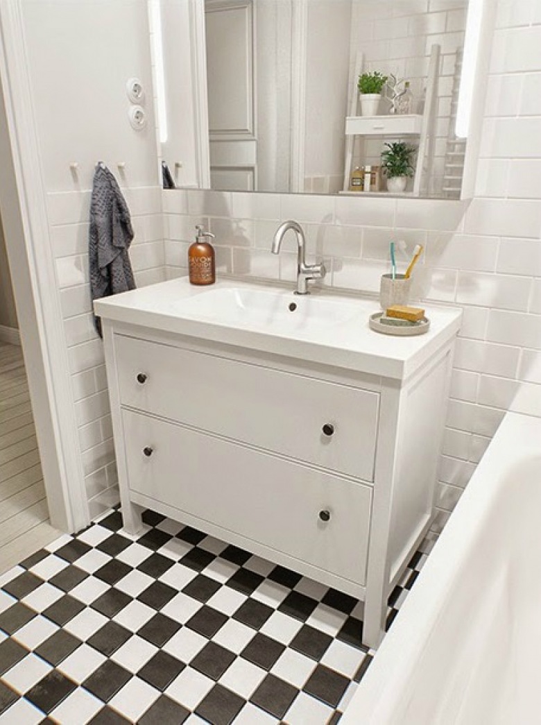 Białe łazienkowe meble z IKEA w aranżacji skandynawskiej łazienki (26324)