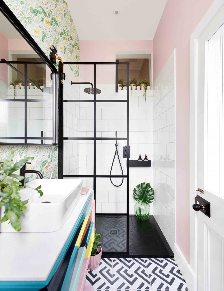 Aranżacja łazienki z pewnością zwraca na siebie uwagę. Czarne elementy dodają jej prestiżowego charakteru, a różowa ściana i kolorowa szafka wpływają na lekki i oryginalny...