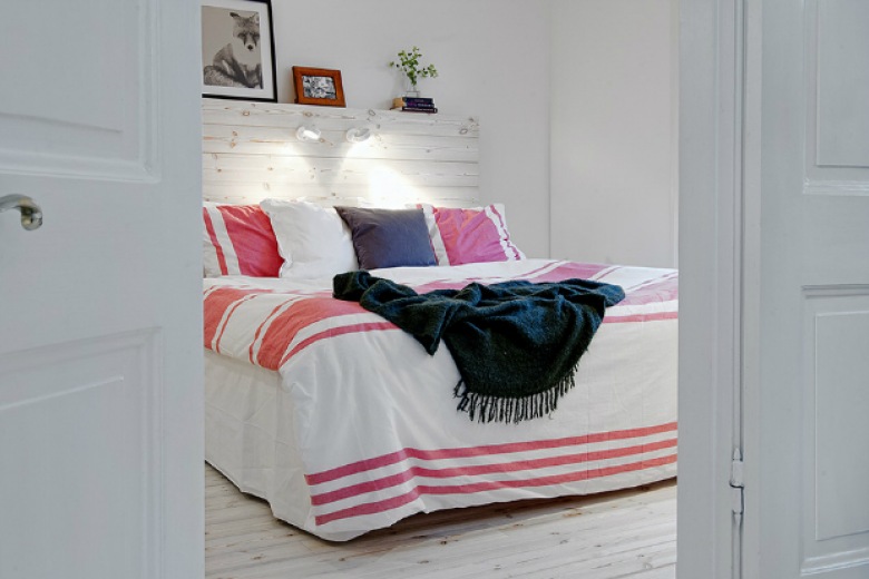 Dekoracja białego łóżka z dodatkami w rózowym i granatowym kolorze (22030)