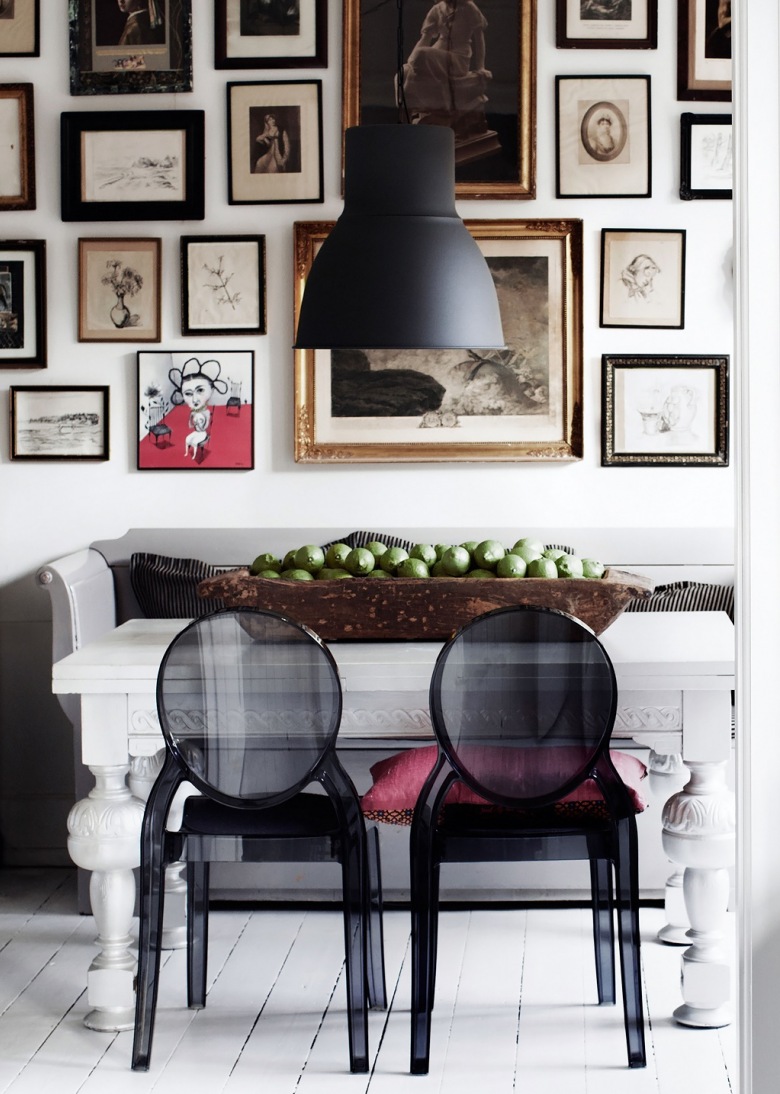 Czarna lampa pendant,galeria fotografii i grafik w różnych stylach na białej ścianie nad drewnianą ławką (26532)