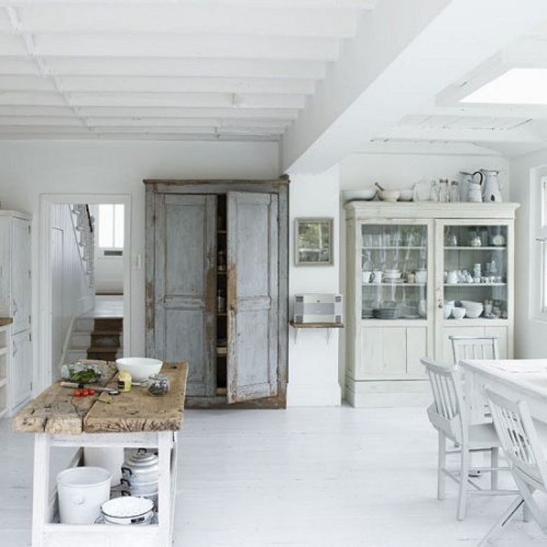 Biała konsola kuchenna z drewnianym blatem,szare drzwi w stylu schabby i biały tradycyjny kredens w kuchni (27041)