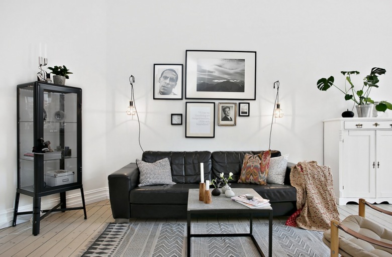 Metalowa witryna na nóżkach i czarna skórzana sofa z Ikei,skandynawski dywan z marokanskim wzorem , kwadratowy metalowy stolik,biała komoda w tradycyjnym skandynawskim stylu (25918)
