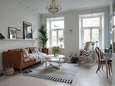 Ciepła aranżacja salonu w stylu skandynawskim (48526)