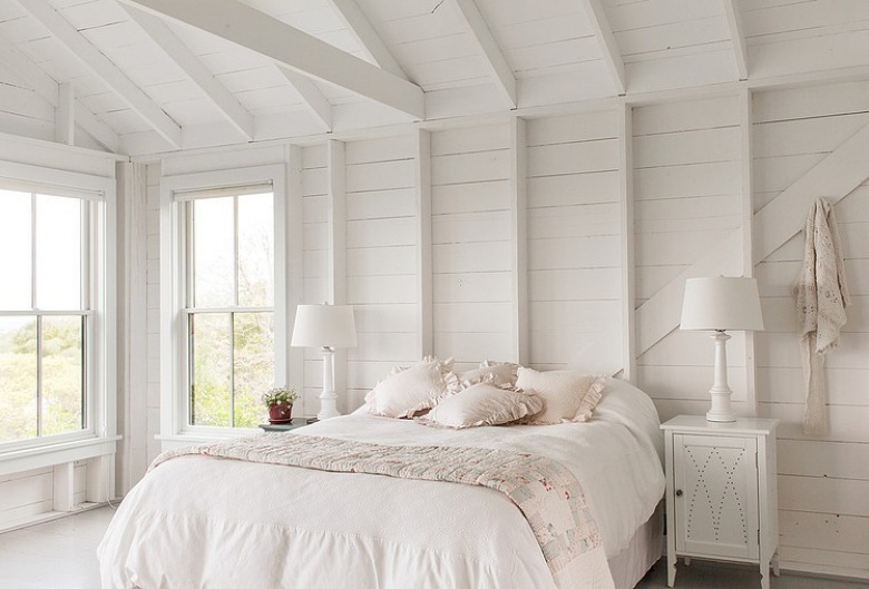 Biała aranżacja sypialni w letnim domku (25111)