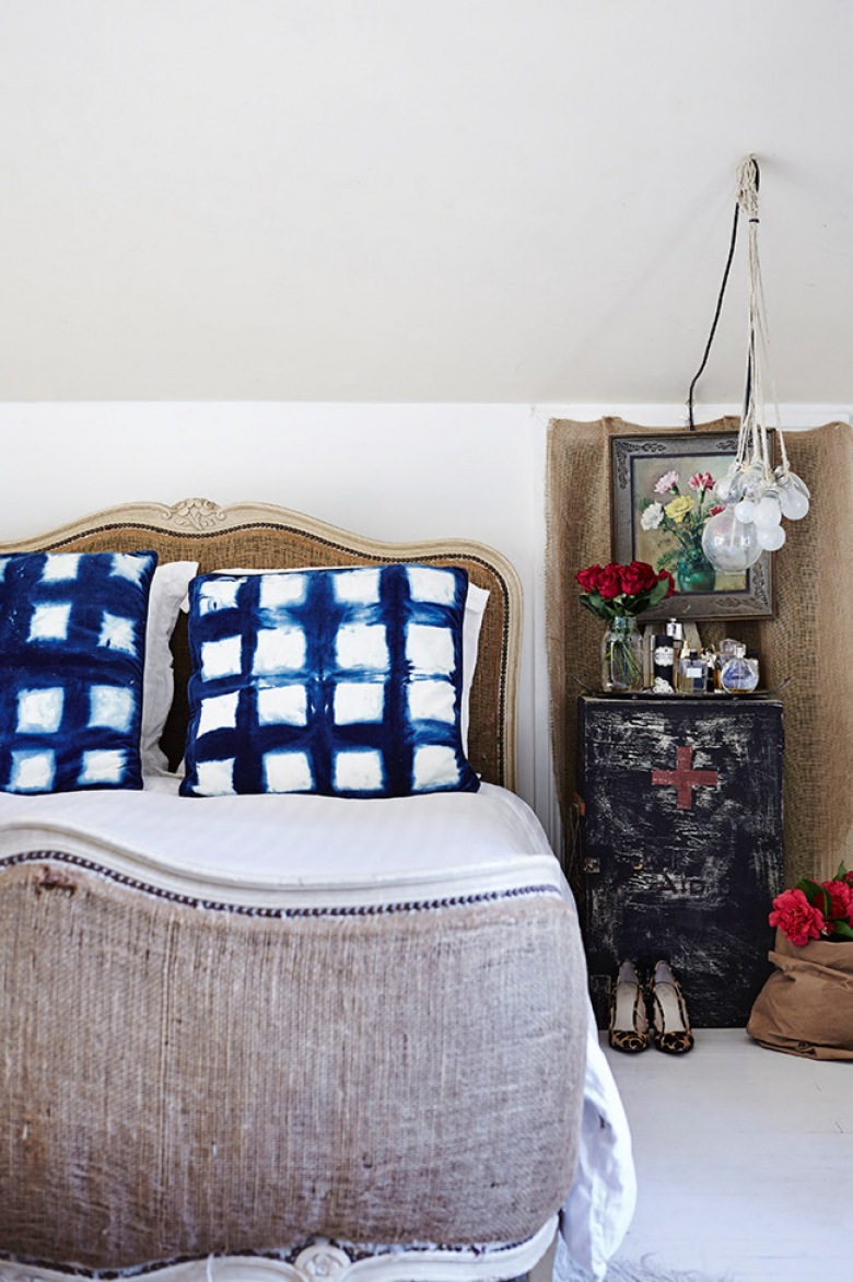 Francuskie łózko,batikowe poduszki bialo-niebieskie,żarówki na kablu i dekoracyjna walizka vintage (24753)