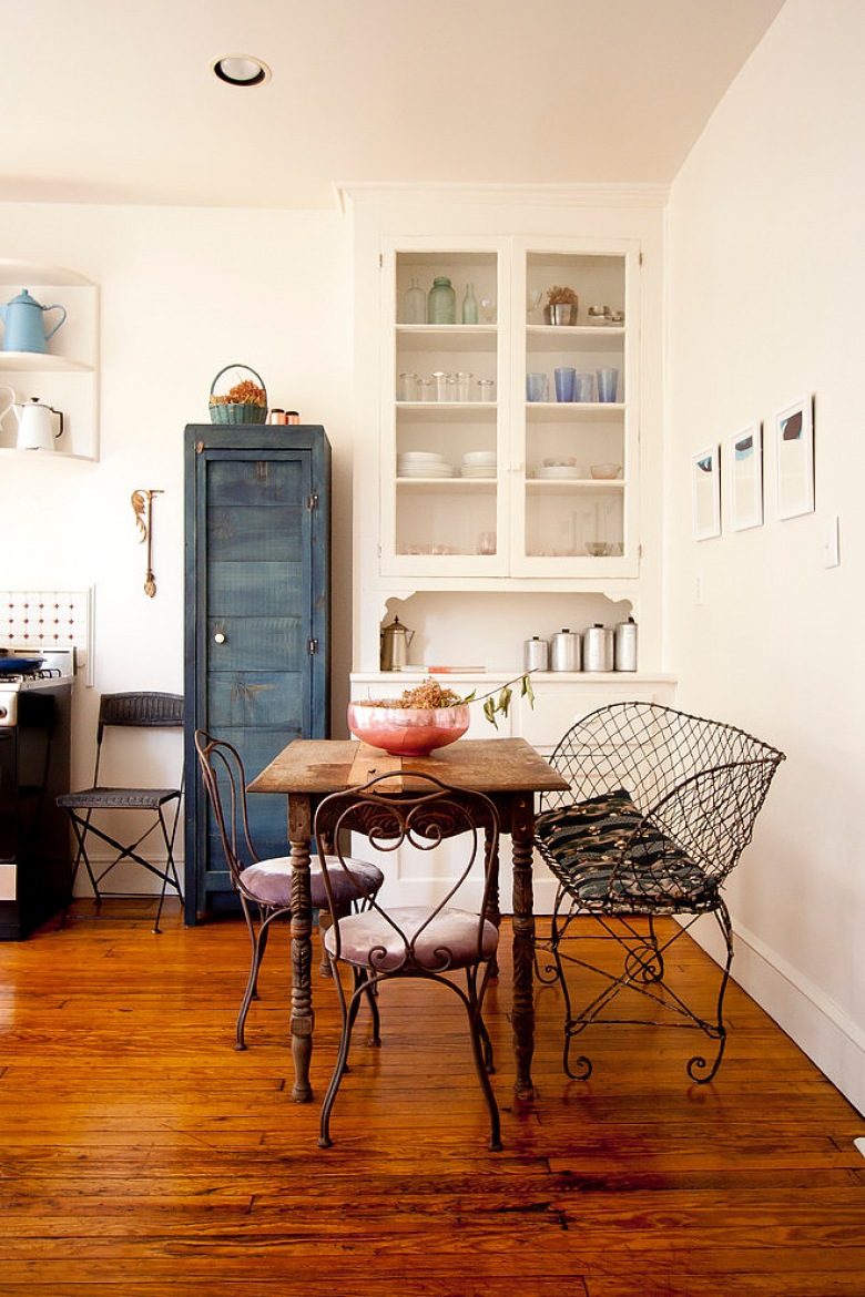Francuskie metalowe krzesła z ławką , niebieska etażerka i stylowy stół w kuchni (20879)