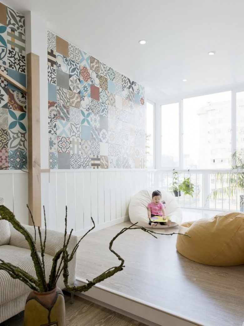 Siedziska worki w salonie ze ścianą z marokańskimi kolorowymi płytkami (25088)