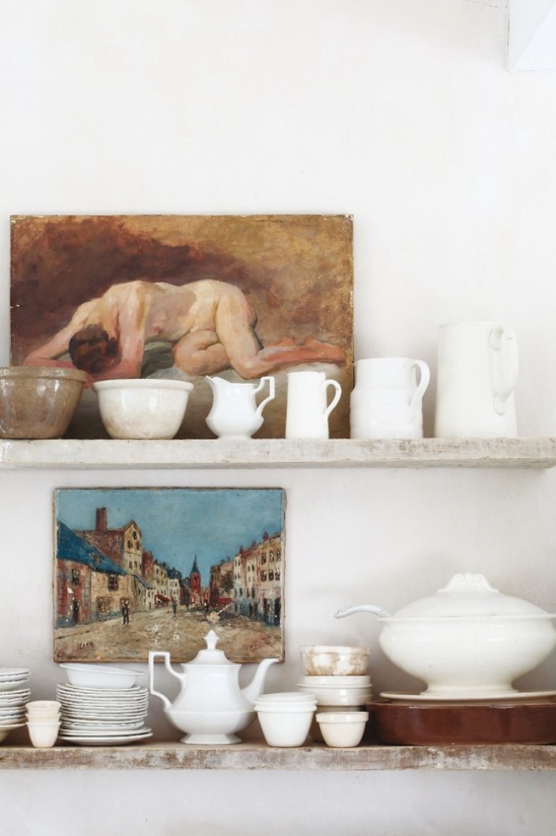 Kamienne półki ozdobione porcelaną i klasycznymi obrazami w jadalni (22457)