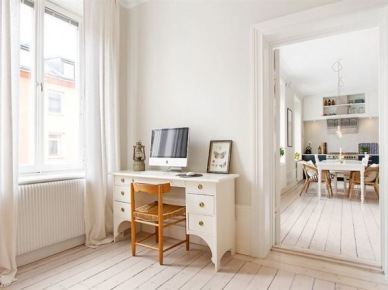 Podłoga z bielonych desek,białe ściany i i białe filigranowe biurko w sypialni (27746)
