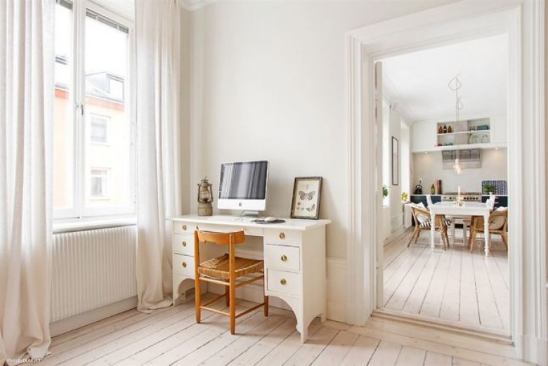 Podłoga z bielonych desek,białe ściany i i białe filigranowe biurko w sypialni (27746)