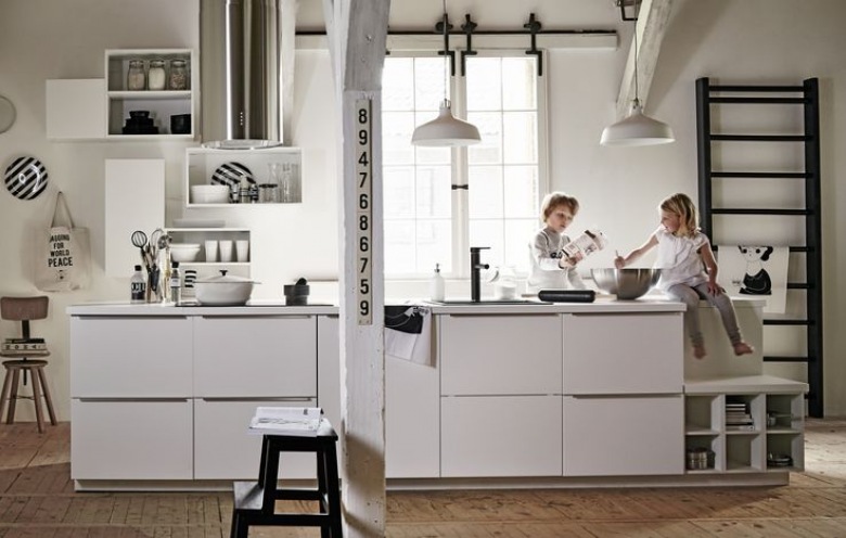 Ciekawa biała kuchnia w stylu skandynawskim z czarną drabinką,stołkiem i naklejkami z cyframi (24843)
