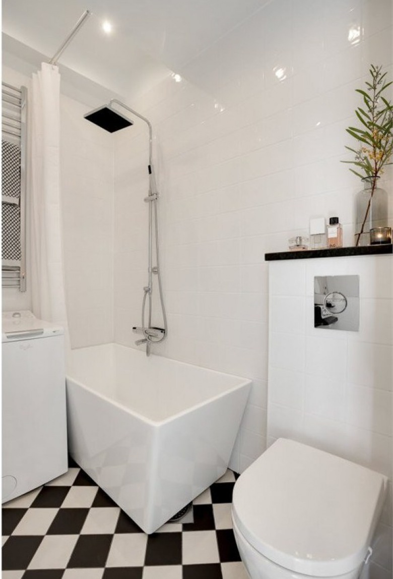 Prostokątna nowoczesna wanna z deszczownią, czarno-biała terakota ułożona w karo i nowoczesne punktowe oświetlenie sufitowe w białej łazience (28161)