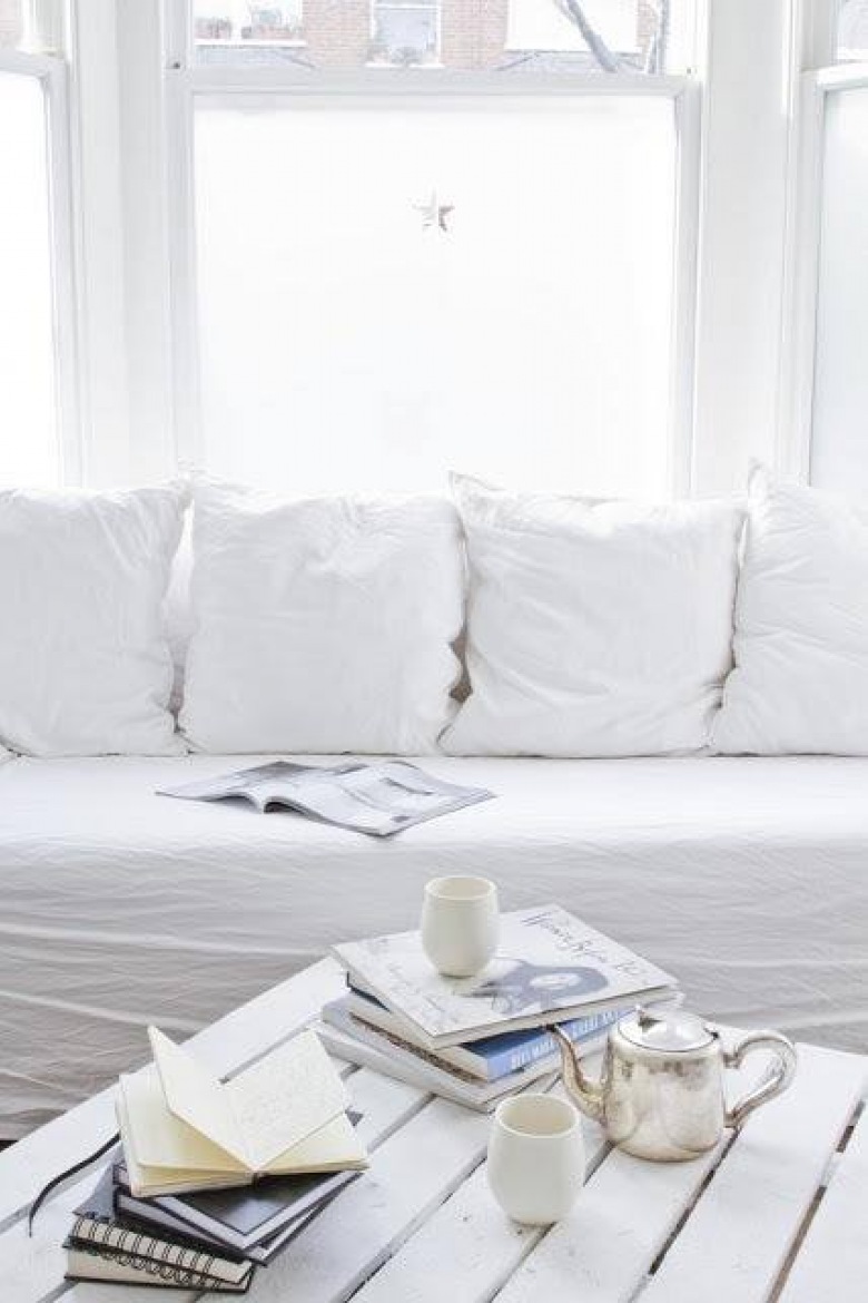 Śnieżnobiała sofa z poduszkami i białymi detalami (20574)