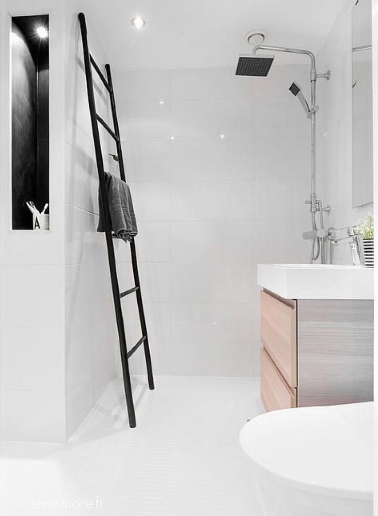 Czarna drabina wieszak na ręczniki w białej łazience z otwartym natryskiem (26035)