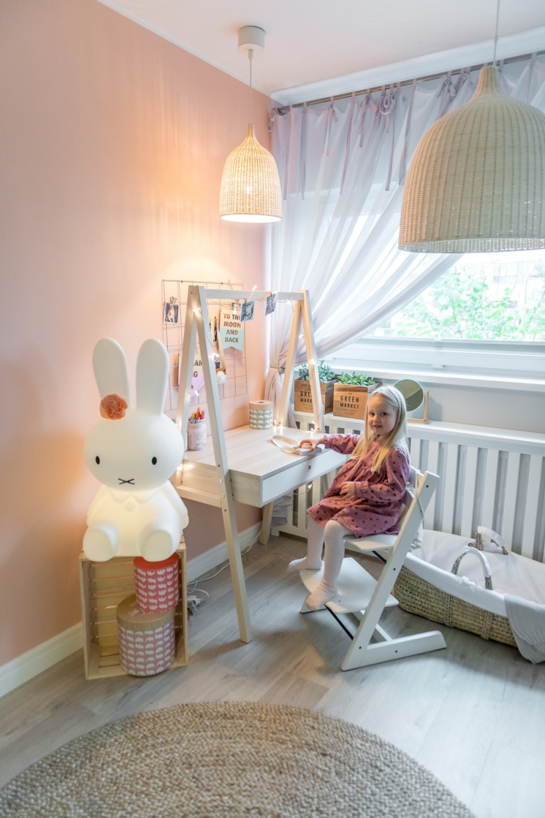 Białe biurko w aranżacji pastelowego pokoiku dziecięcego (51886)