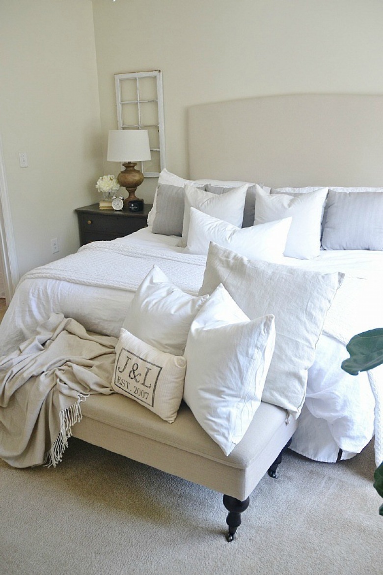 Tapicerowane łóżko i ławka w beżowym kolorze (23904)