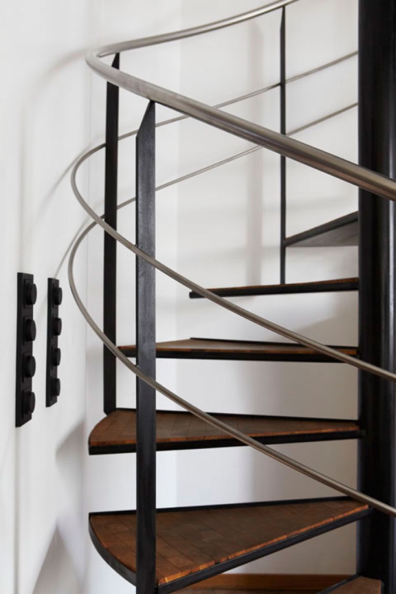 Spiralne metalowe schody z drewnianymi stopniami  w dwupoziomowym mieszkaniu (21241)