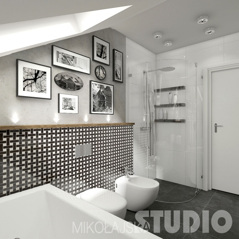 Półokragła szklana kabina z natryskiem w małej łazience z biało-czarną płytka na ścianie wykończoną drewnianą listwą (26032)