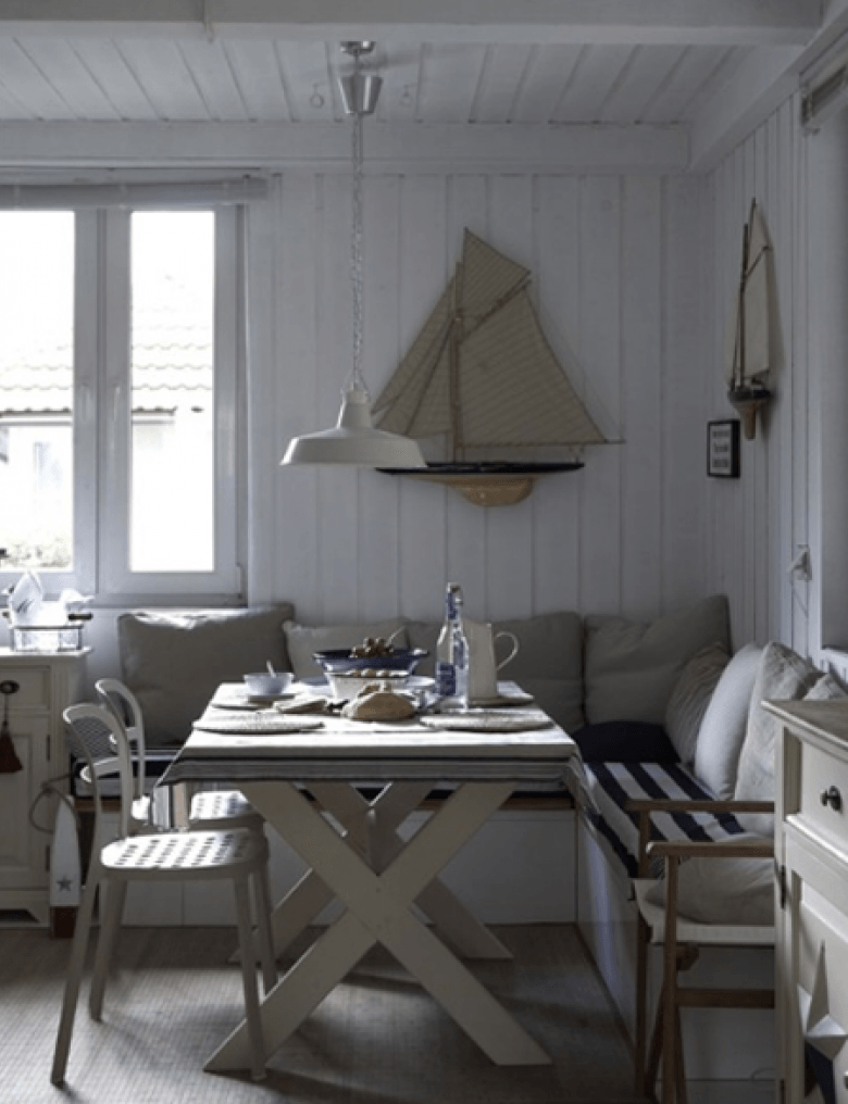 Drewniane,. białe ławki w jadalni przy stole (18403)