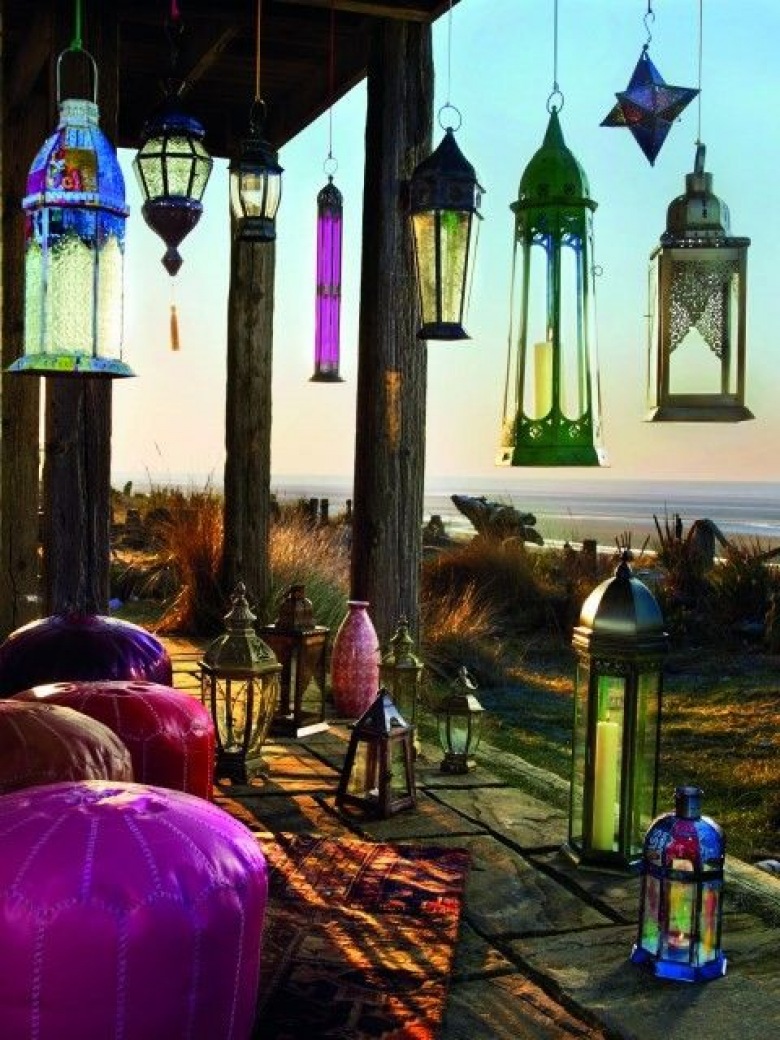 Marokańskie kolorowe lampiony i latarenki w aranżacji tarasu w orientalnym stylu (23838)