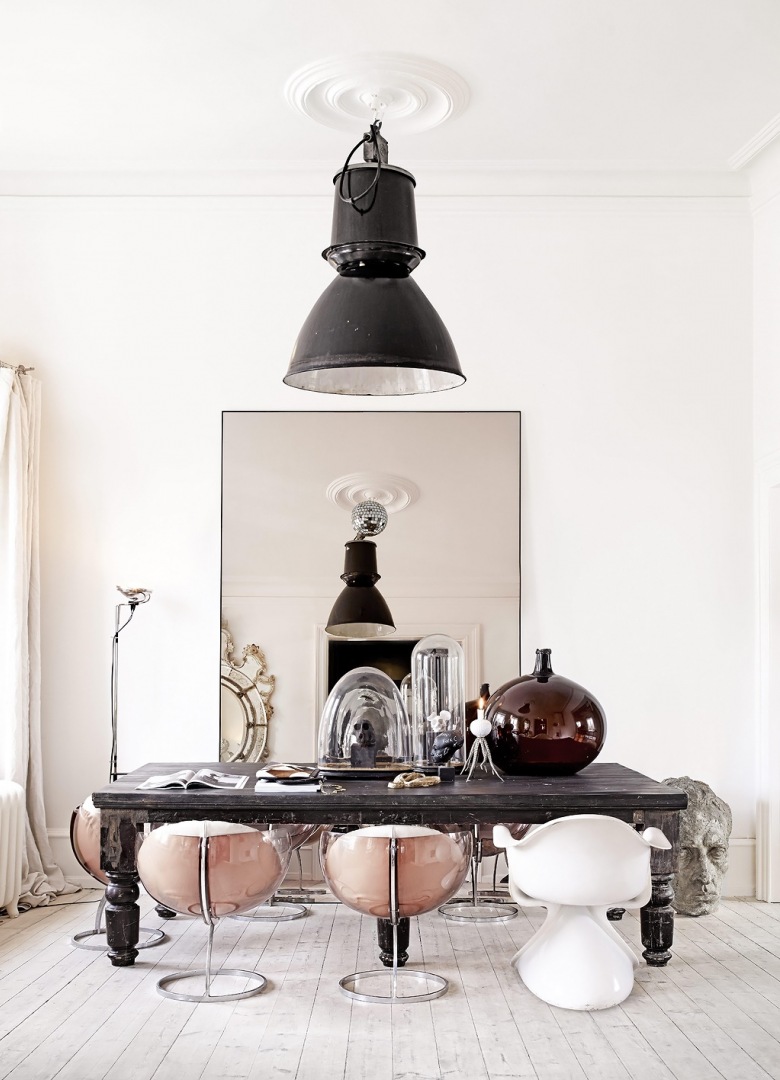 Olbrzymia czarna lampa pendant,prostokątna tafla lustra przy ścianie w jadalni z desingerskimi krzesłami muszlami,stylowym lakierowanym stołem,brązowy wazon pękaty,szklane dekoracje (27392)
