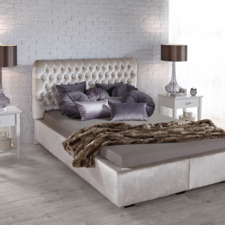 Pikowane łóżko w eleganckiej sypialni (50110)