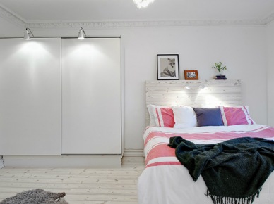 Aranżacja białej sypialni z łóżkiem z drewnianym wezgłowiem z białych desek (22032)