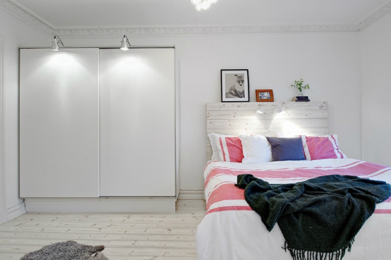 Aranżacja białej sypialni z łóżkiem z drewnianym wezgłowiem z białych desek (22032)