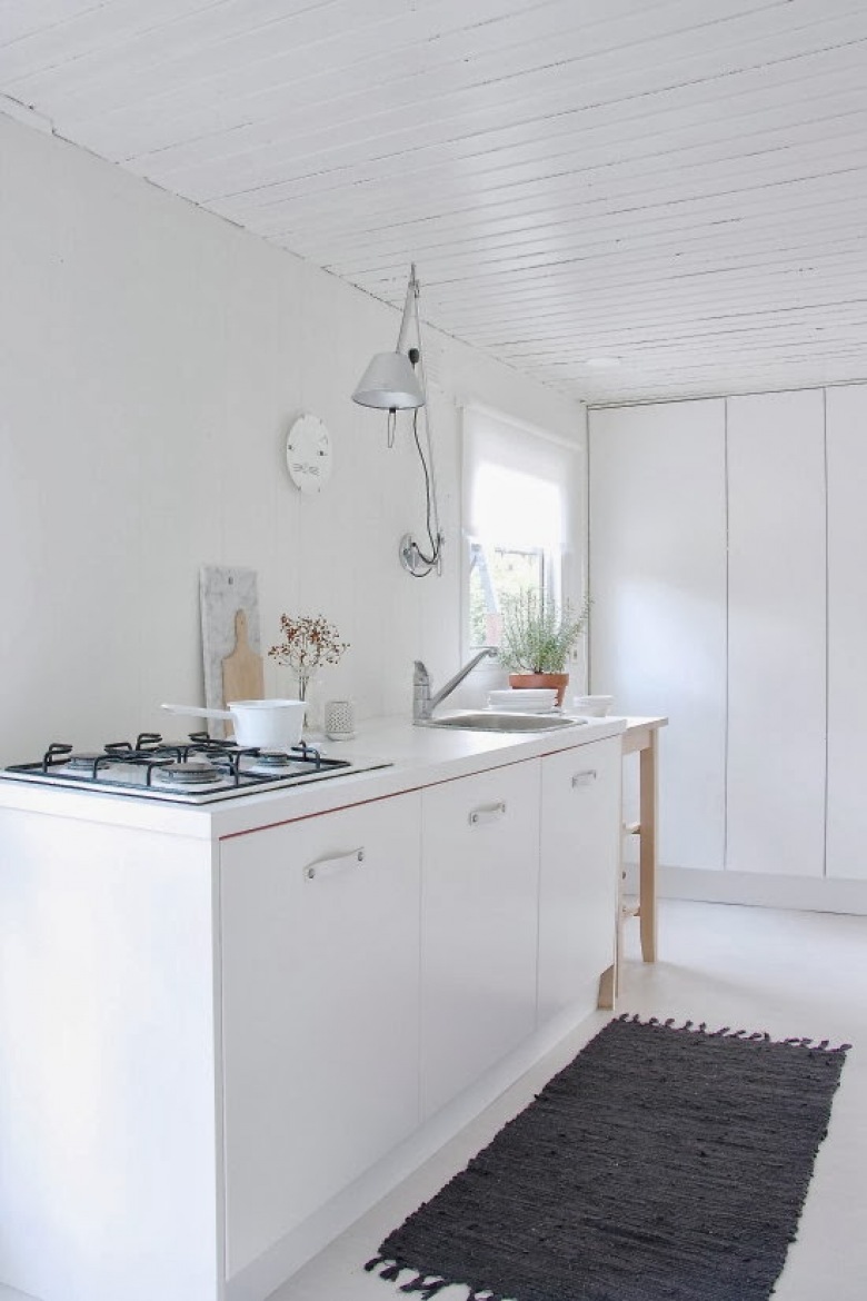 Aranżacja białej kuchni w skandynawskim stylu (21574)
